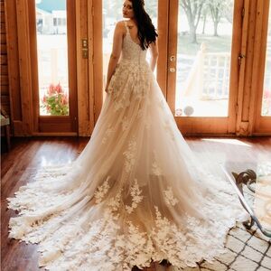 Elegant Lace Wedding Gown